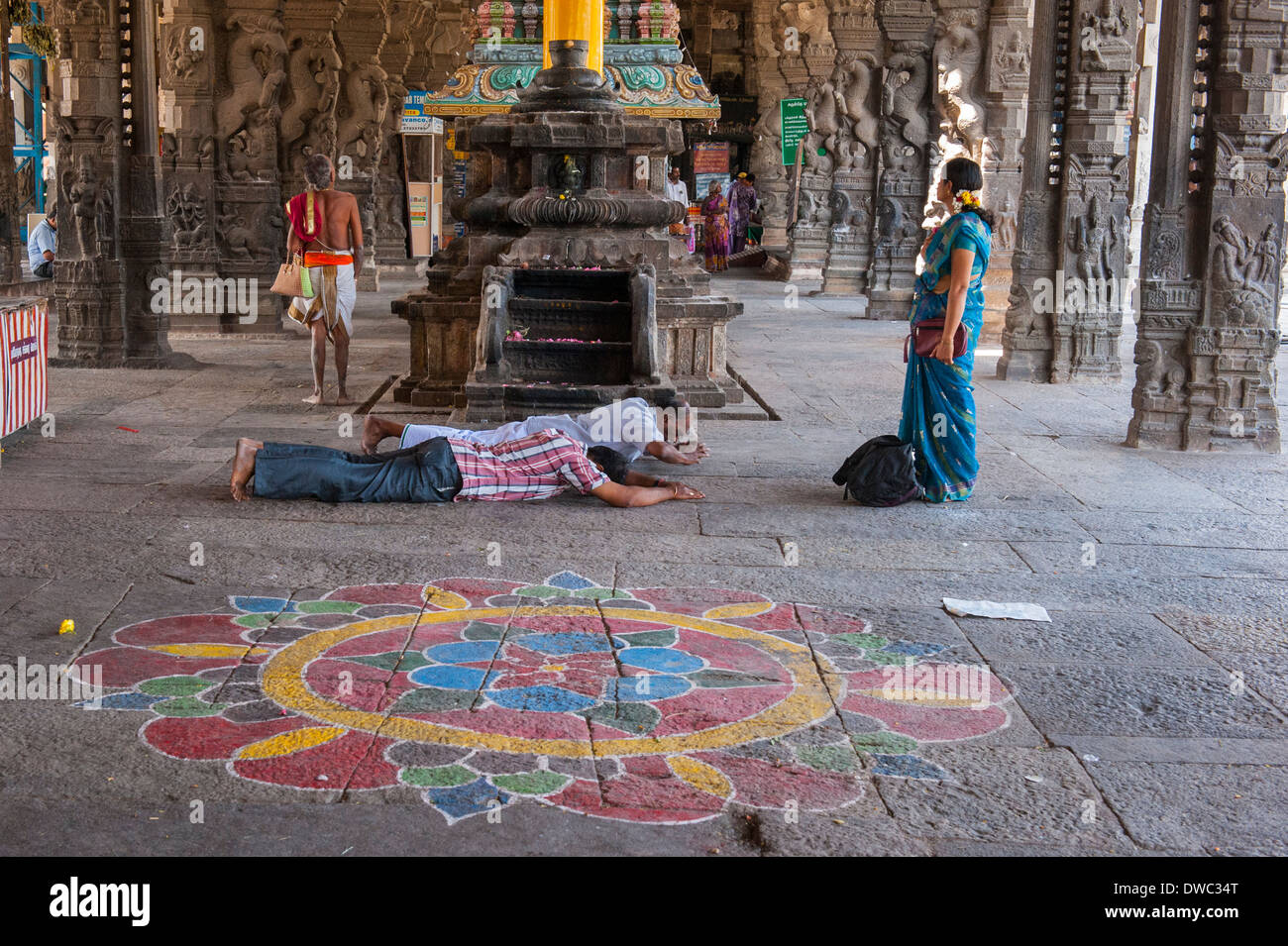 Indien Tamil Nadu Kanchipuram Sri Ekambaranathar Ekambareswarar Tempel Tempel Shiva Hindu 6. Jahrhundert ausgestreckten Anbeter Männer Frauen Pilger Mönch Stockfoto