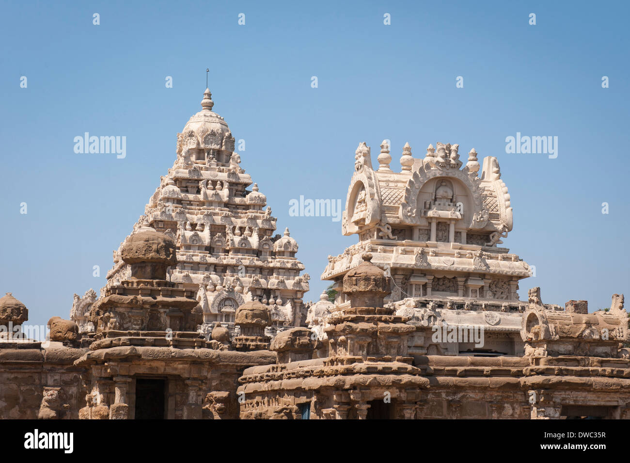 Südindien Tamil Nadu Kanchipuram 6. Jahrhundert Kanchi Sri Kailasanthar Hindu Shiva Tempel Turm Türme Shikara Bas Relief geschnitzte Figuren Statuen Stockfoto