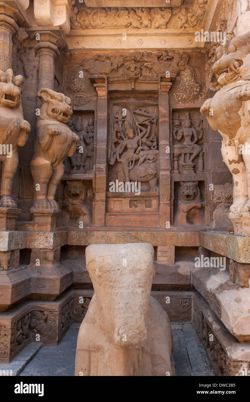 Im südlichen Indien Tamil Nadu Kanchipuram 6. Jahrhundert Kanchi Sri Kailasanthar Hindu Shiva Tempel Flachrelief Tierfiguren Skulpturen Statuen Stockfoto