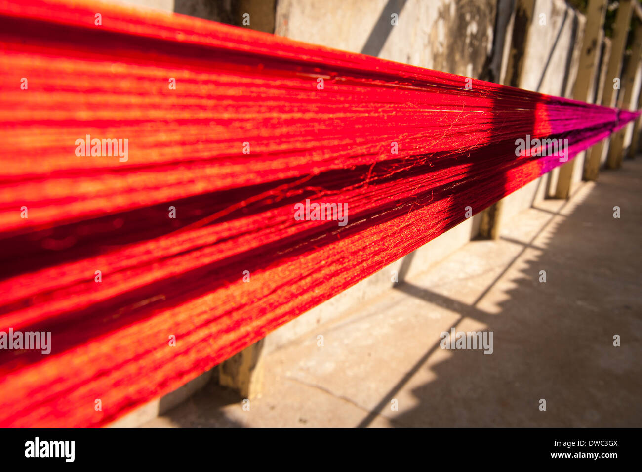 Indien Tamil Nadu Kanchipuram neu gefärbt rot und lila Seide Threads Thread gehangen, um chemische Fabrik Herstellung Produktion Stockfoto