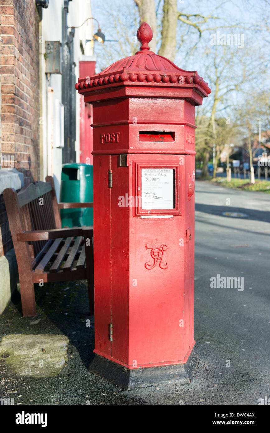 Eine alte rote viktorianischen Briefkasten in Dorchester Dorset UK Stockfoto