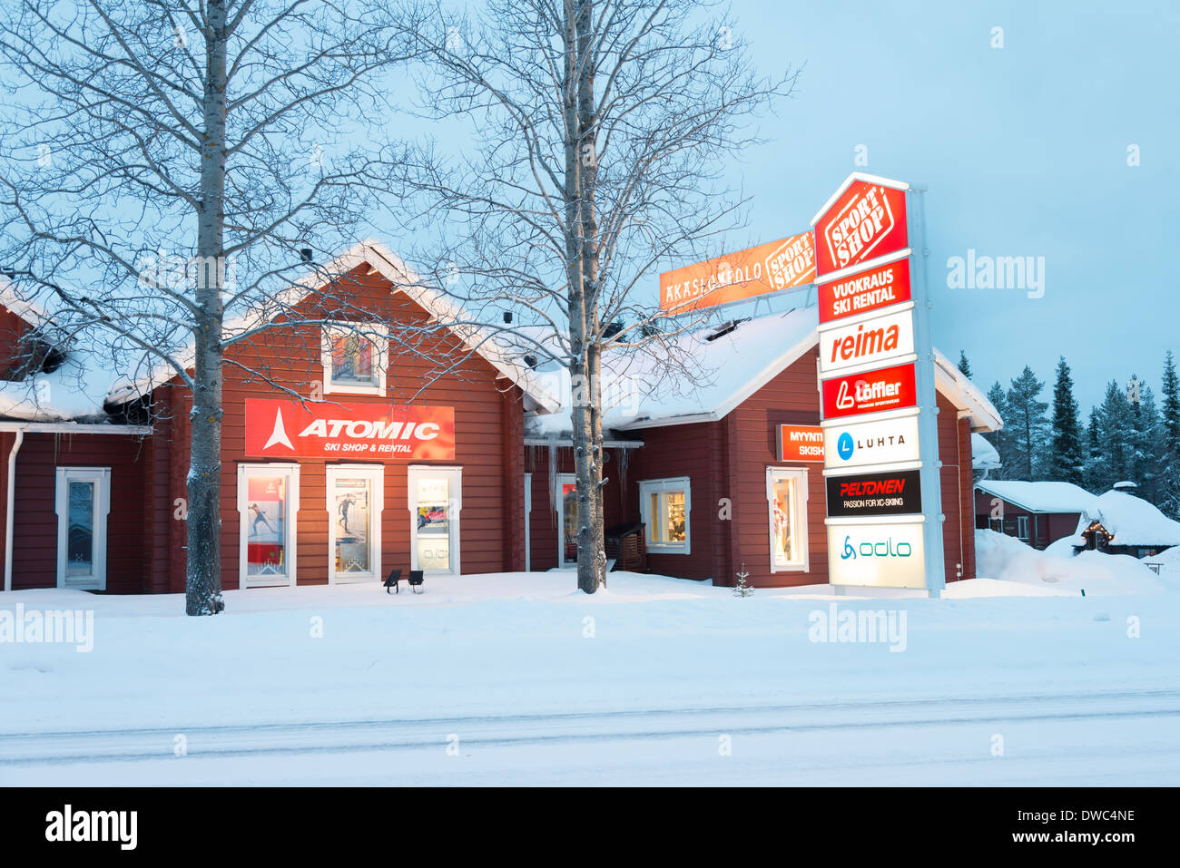 Ein Wintersport-Shop in Akaslompolo Yllas Finnland in der Abenddämmerung im Schnee. Stockfoto