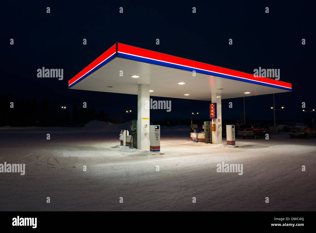 Eine Treboil-Tankstelle in der Nacht im Schnee, Akaslompolo Yllas, Lappland, Finnland Stockfoto