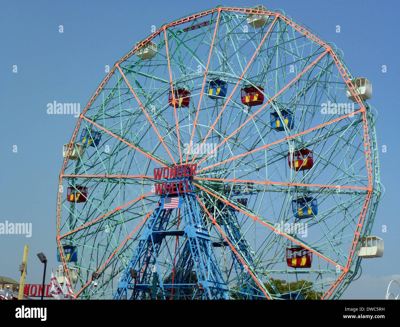 Brooklyn, New York City, USA. 21. August 2014. Deno der Wunder Wheel (R) in Deno Wonder Wheel Vergnügungspark auf Coney Island in Brooklyn, New York City, USA, 21. August 2014. Das Riesenrad wurde von der Familie Garms 1920 nach Entwürfen von Charles Herman gebaut. Seit 1989 ist es eine offizielle denkmalgeschützten Wahrzeichen von New York City und 150 Fuß (fast 46 Meter) hoch. Foto: Alexandra Schuler/Dpa/Alamy Live News Stockfoto