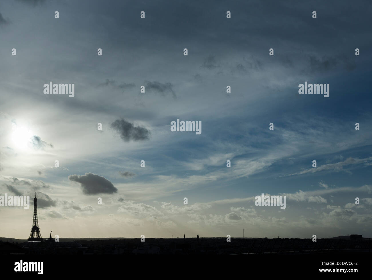 Die Skyline von Paris Rue La Fayette, mit einer Silhouette des Eiffelturms vor blauem Himmel mit Wolkenfetzen. Stockfoto