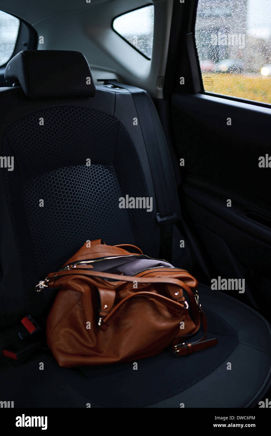 Frau Handtasche im Rücksitz des Autos Stockfoto