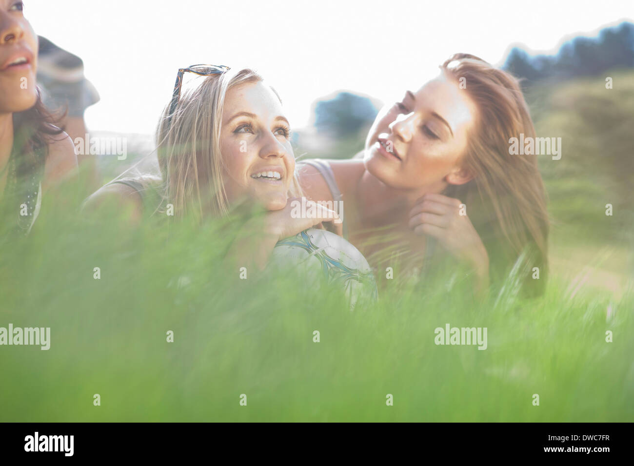 Drei Freunde im Rasen Tagträumen liegend Stockfoto