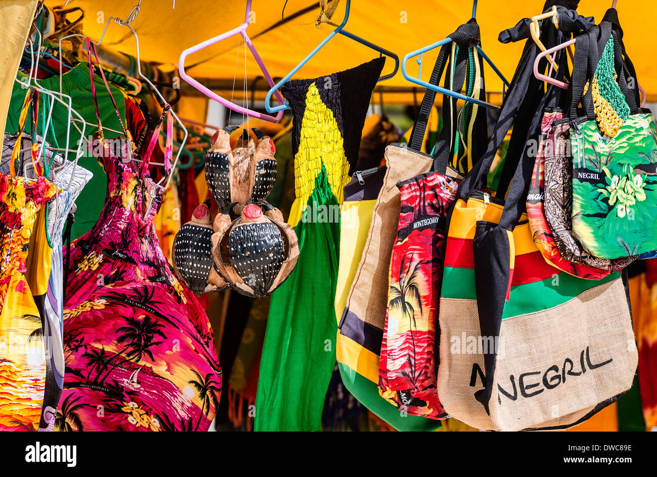 Jamaikanische Taschen und Souvenirs zum Verkauf in Strand-Zelt-Shop, Negril, Jamaika Stockfoto