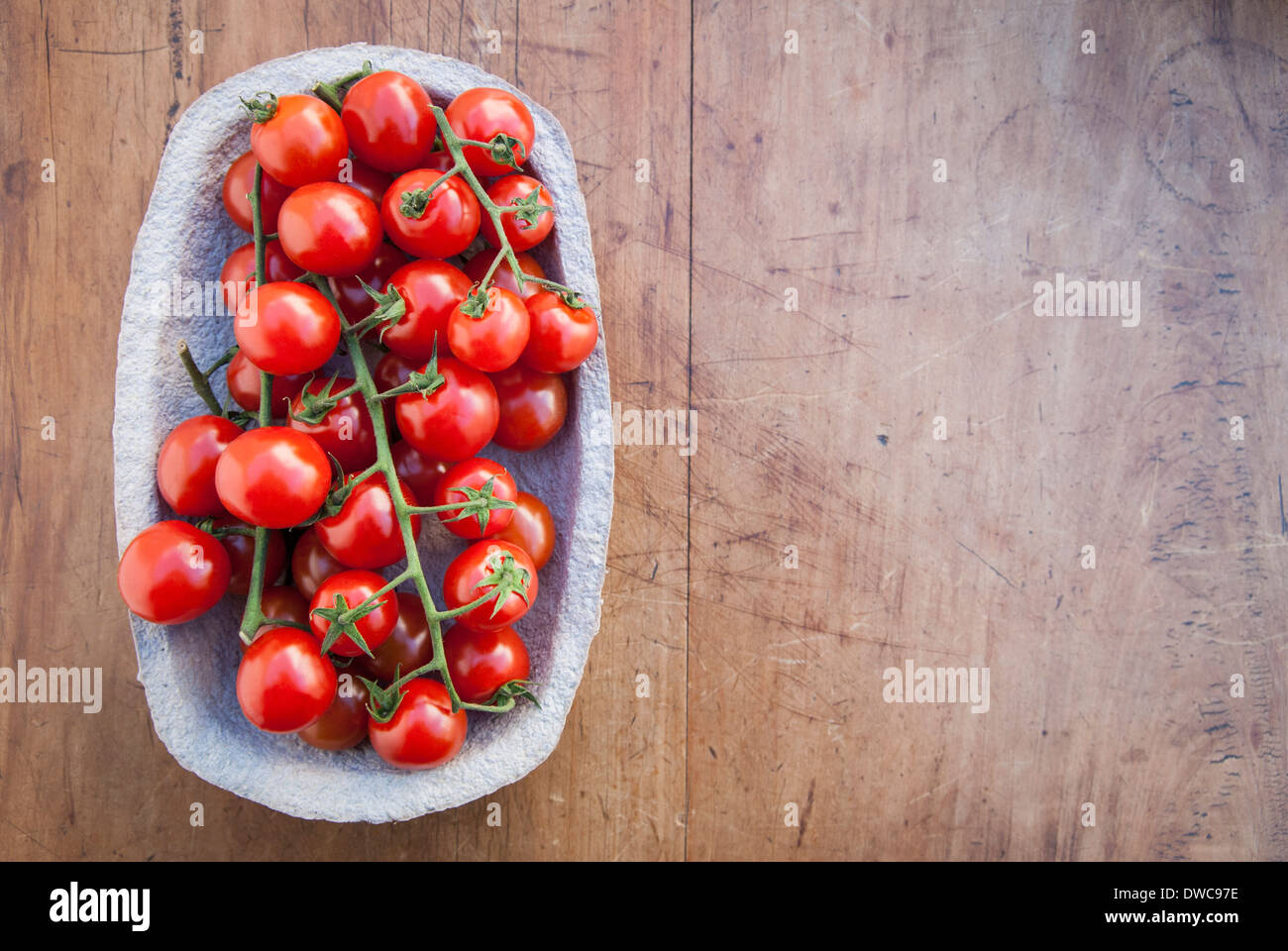 Stillleben mit Cherry strauchtomaten im Karton-container Stockfoto