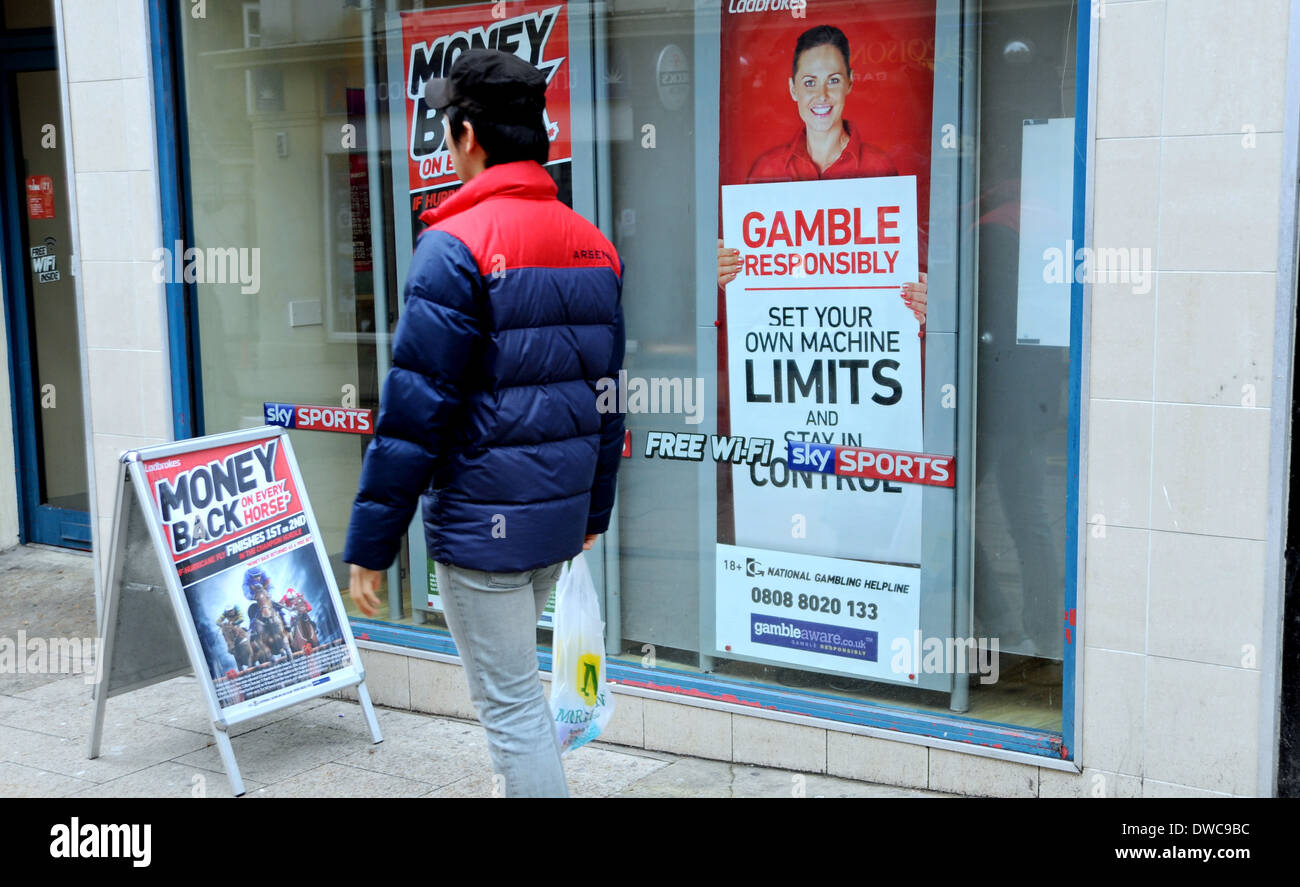 Buchmacher Ladbrokes-Shop mit einem verantwortungsvoll spielen Plakat im Fenster Brighton UK Stockfoto