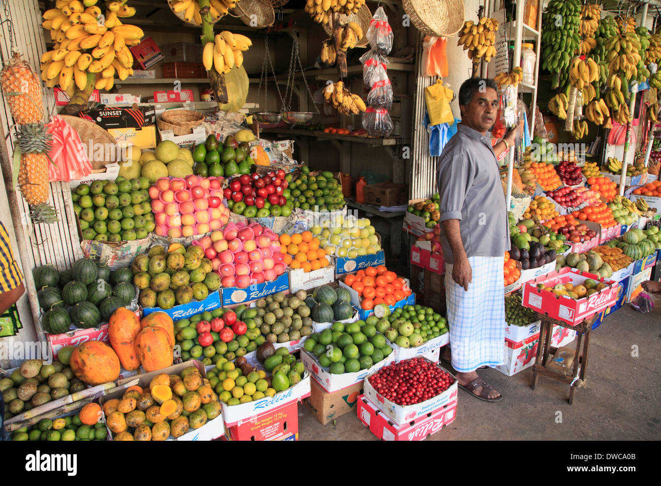 Sri Lanka; Kandy; Markt, Obstladen, Verkäufer, Stockfoto