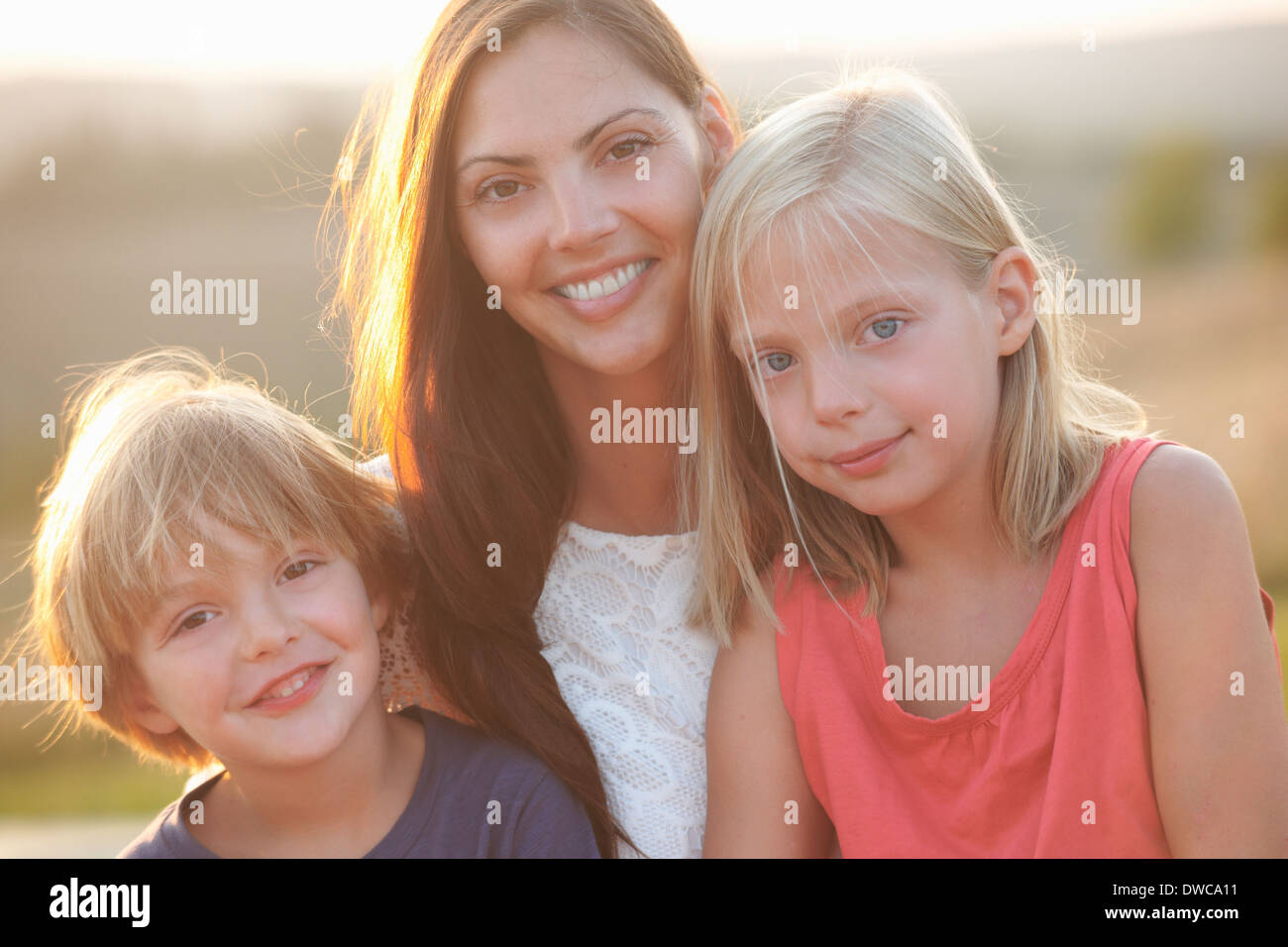 Porträt von Mitte Erwachsene Mutter und zwei Kinder im freien Stockfoto