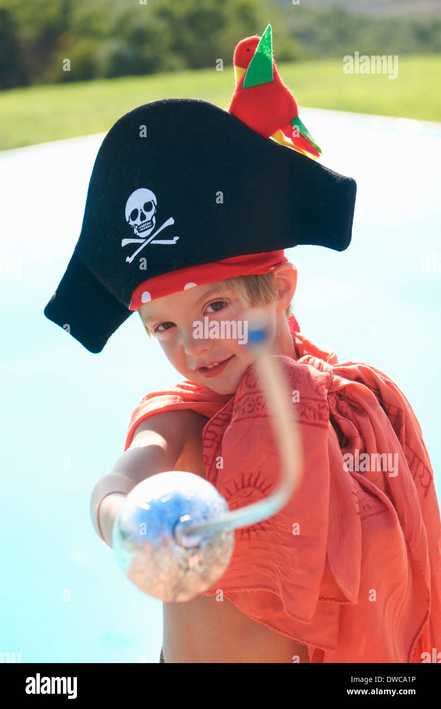 Porträt eines jungen in Piraten Hut, zeigt Spielzeug Schwert Stockfoto