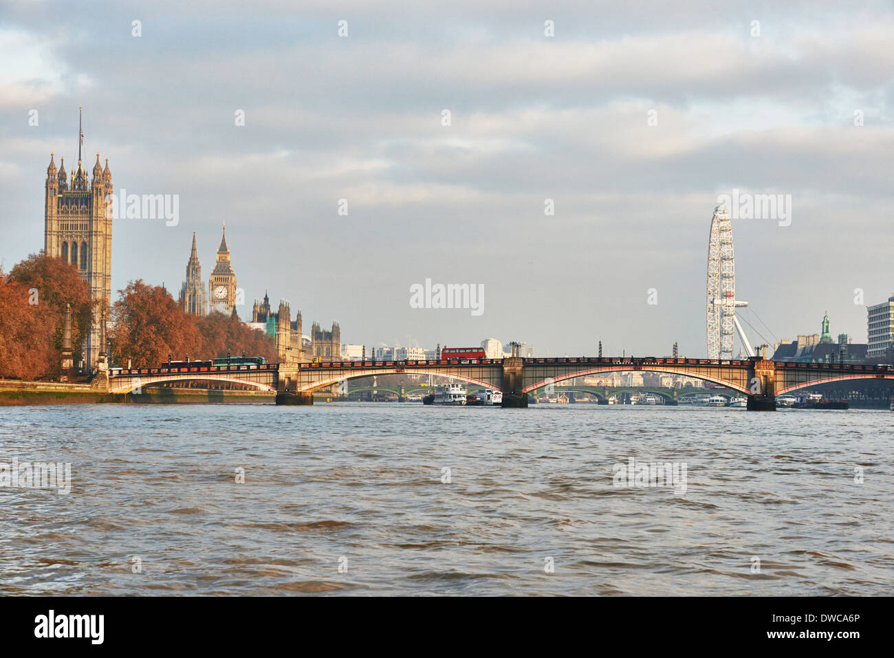 Ansicht des Lambeth Bridge und Houses of Parliament auf der Themse, London, UK Stockfoto