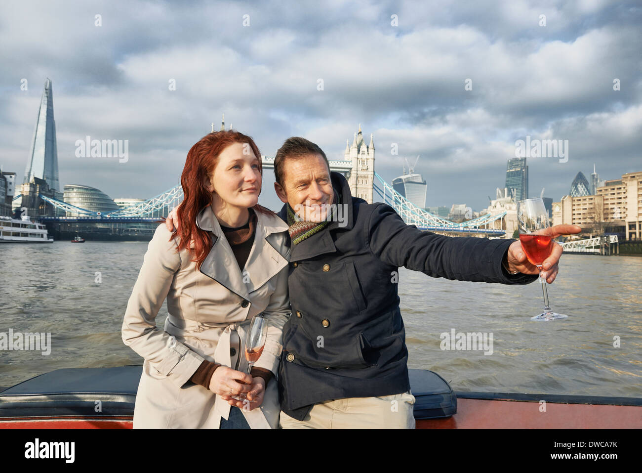 Romantisch zu zweit auf Themse Boot mit Champagner, London, UK Stockfoto