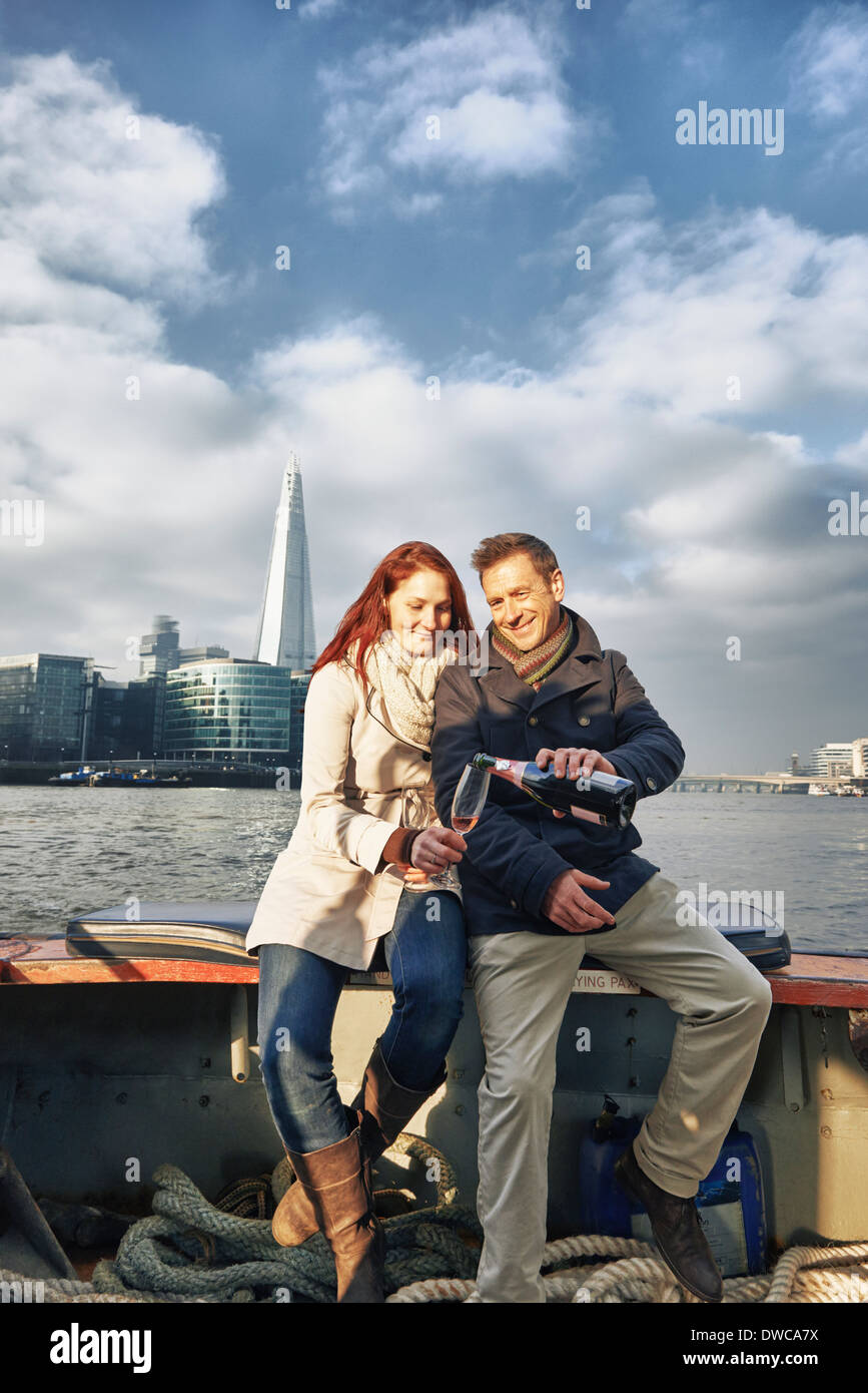 Romantisch zu zweit auf Themse Boot Teilen Champagner, London, UK Stockfoto