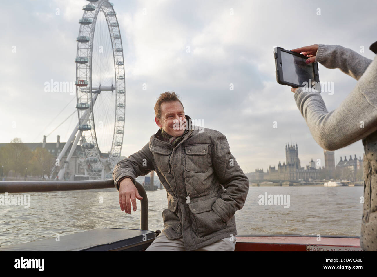 Reife Tourist paar Fotografieren selbst und dem London Eye, London, UK Stockfoto