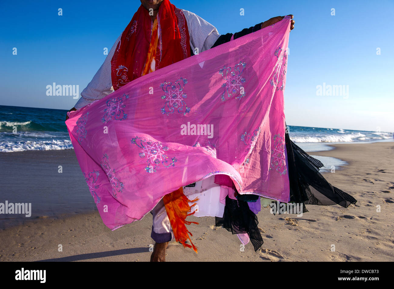 Afrika, Tunesien, Cap Bon, Hammamet. Sarong Verkäufer am Strand. Stockfoto