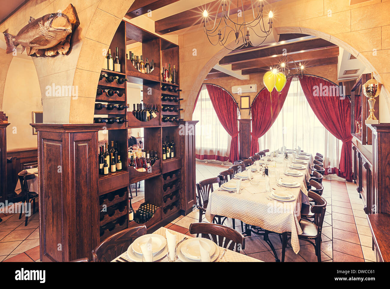 Innenraum eines Restaurants, moderne und Vintage Design gemischt. Stockfoto