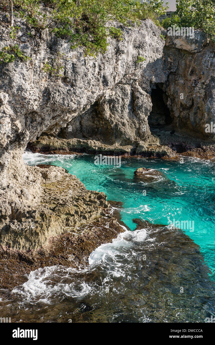 Aqua Marine Wasser und Küste Höhlen, Negril, Jamaika Stockfoto