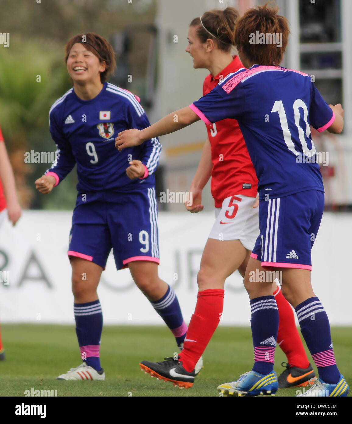 La Manga, Spanien. 5. März 2014. Japan / England unter 23 Womens Turnier, La Manga Club, Spanien.  Mina Tanaka schießt ein Tor für Japan Foto von Tony Henshaw/Alamy Live News Stockfoto