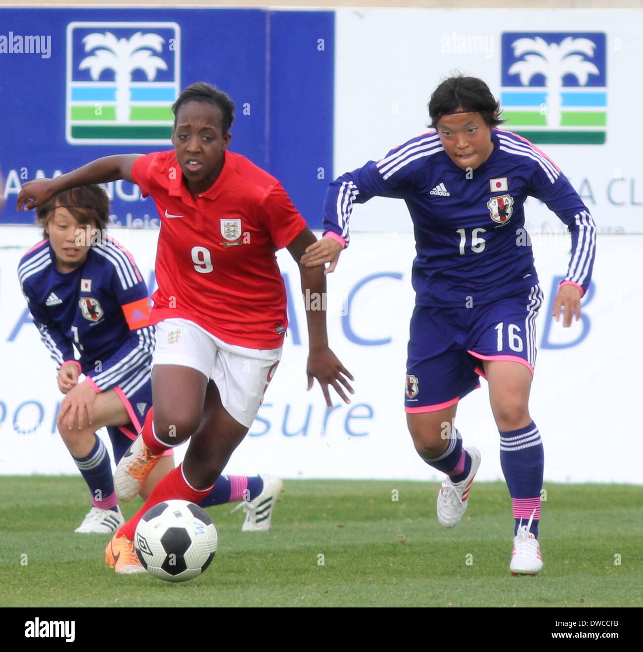 La Manga, Spanien. 5. März 2014. Japan / England unter 23 Womens Turnier, La Manga Club, Spanien.  Daniel Carter (England) & Miki Irie (Japan) Foto von Tony Henshaw/Alamy Live News Stockfoto