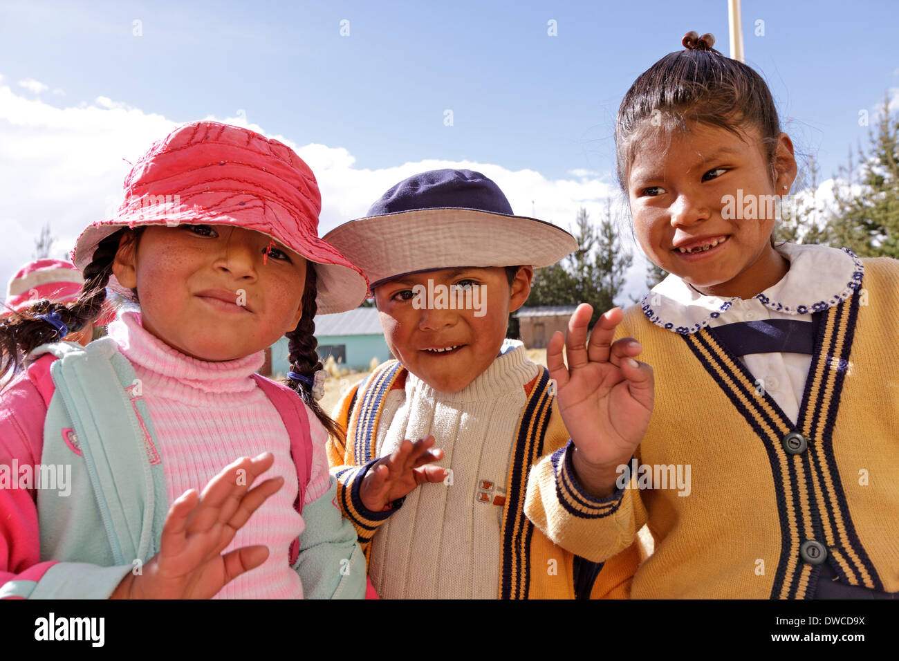 Kinder winken in einem Kindergarten in der Nähe von Juli, Puno, Peru, Südamerika Stockfoto