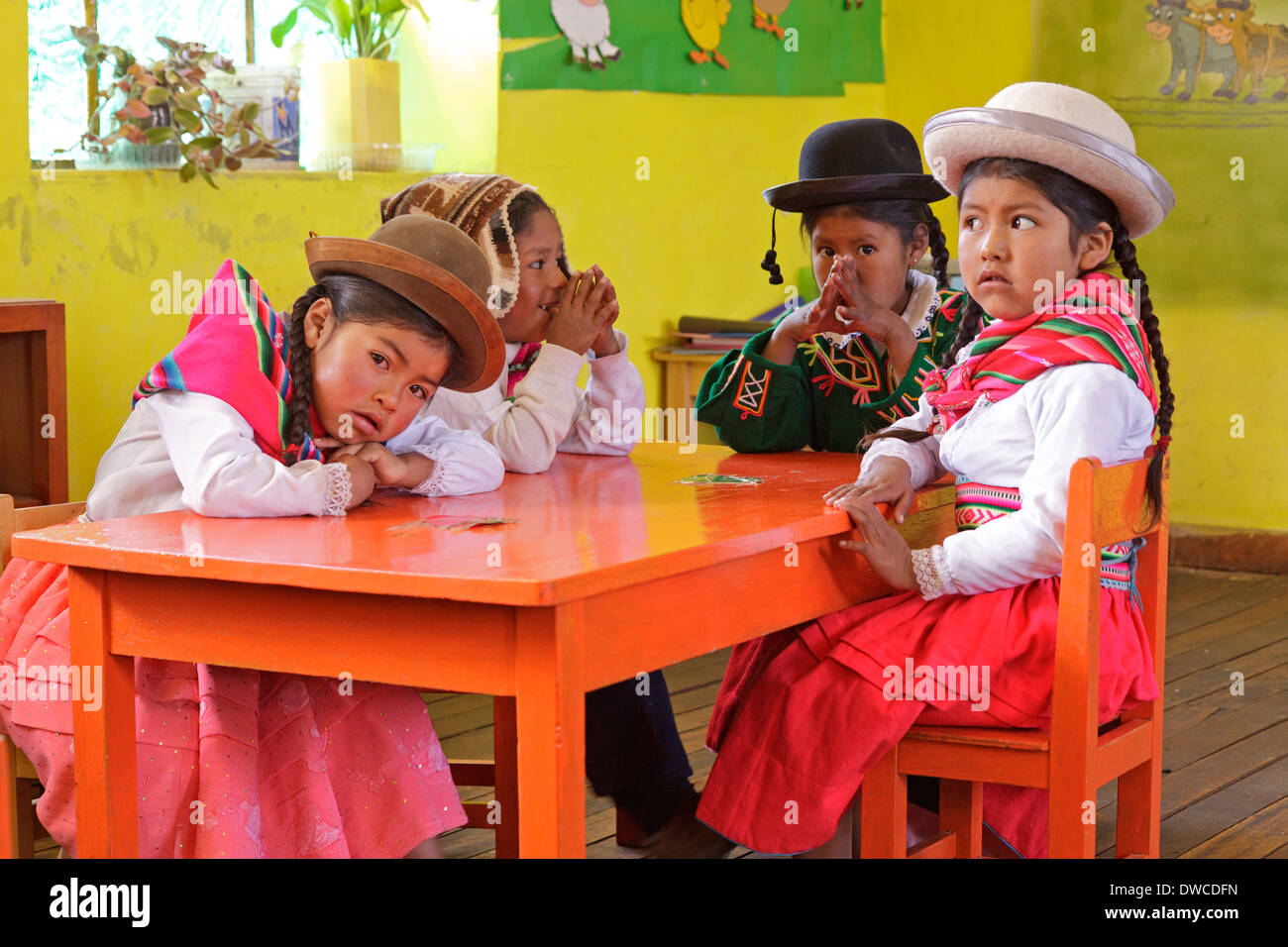 Kinder in einem Kindergarten in der Nähe von Juli, Puno, Peru, Südamerika Stockfoto