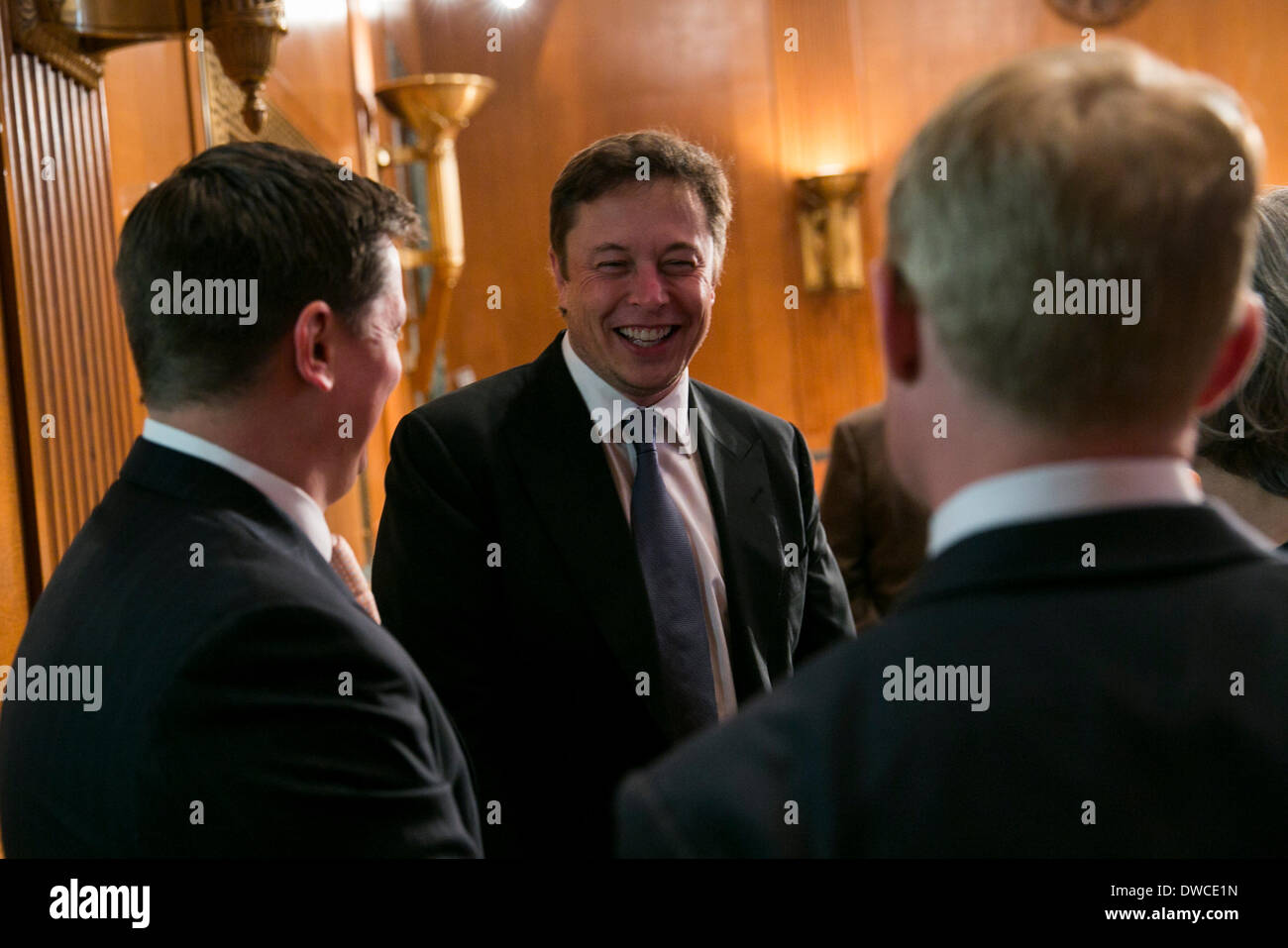 Washington DC, USA. 5. März 2014. Elon Musk, CEO von Space Exploration Technologies, auch bekannt als SpaceX, bezeugt vor dem Senat Mittel Verteidigung Unterausschuss während einer Anhörung "National Space Launch Sicherheitssysteme" in Washington, D.C. am 5. März 2014. Bildnachweis: Kristoffer Tripplaar/Alamy Live-Nachrichten Stockfoto