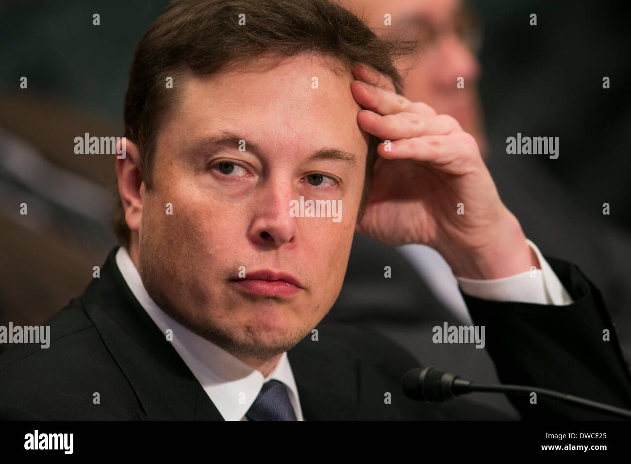 Washington DC, USA. 5. März 2014. Elon Musk, CEO von Space Exploration Technologies, auch bekannt als SpaceX, bezeugt vor dem Senat Mittel Verteidigung Unterausschuss während einer Anhörung "National Space Launch Sicherheitssysteme" in Washington, D.C. am 5. März 2014. Bildnachweis: Kristoffer Tripplaar/Alamy Live-Nachrichten Stockfoto