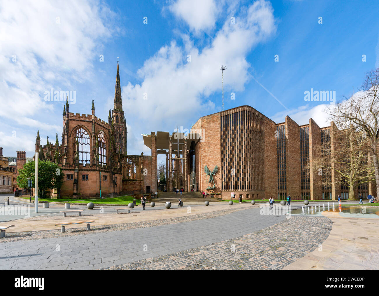 Coventry Cathedral (St. Michael) mit ausgebombten Ruinen der alten Kathedrale auf der linken Seite, Coventry, West Midlands, England, UK Stockfoto