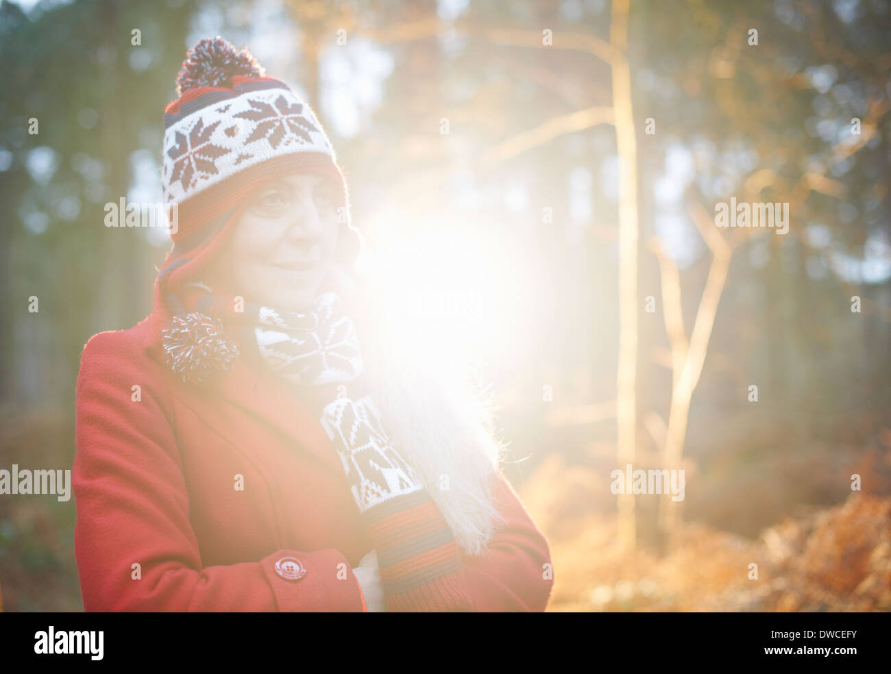 Reife Frau mit Stricken Hut und roten Mantel Stockfoto