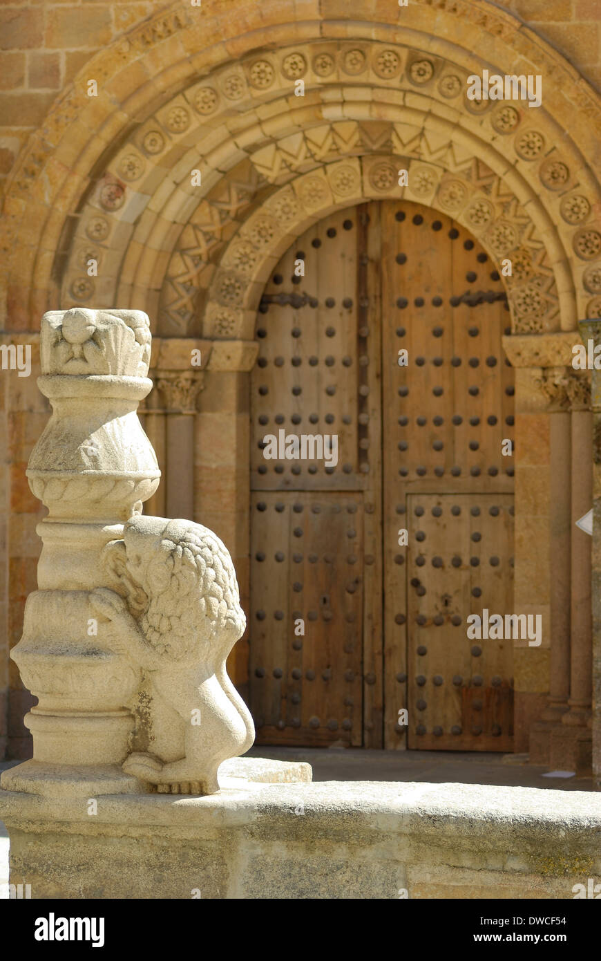 Bogen und die Tür der Kirche von St. Peter, eine romanische Kirche in Avila, Spanien. Stockfoto