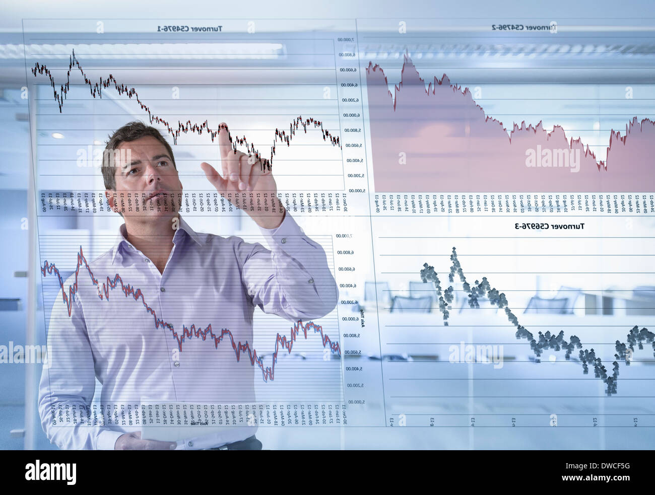 Geschäftsmann inspiziert Graphen gesehen durch interaktives display Stockfoto