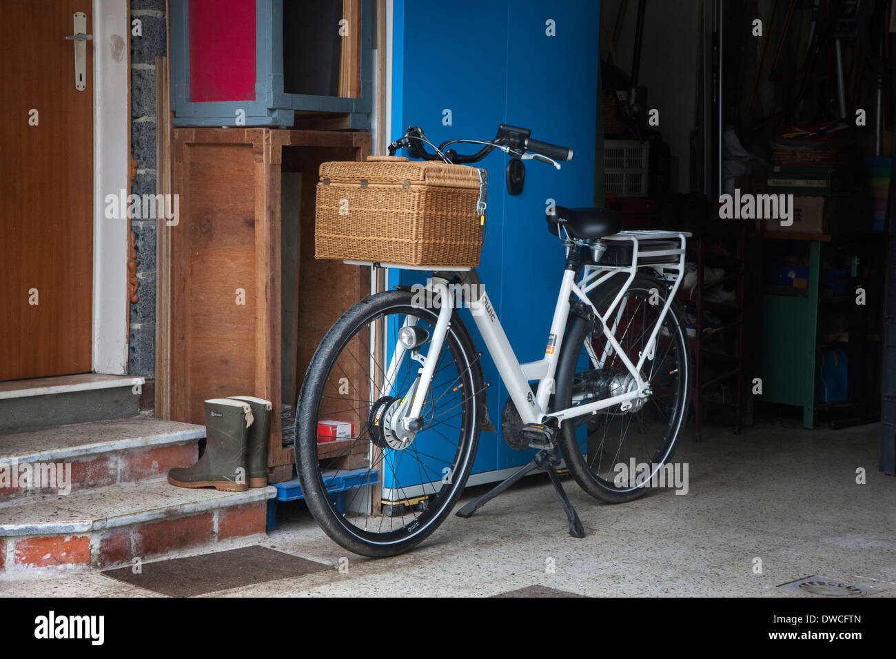 Weiße Pedelec / e-Bike / Elektro-Fahrrad geparkt zu Hause Stockfoto
