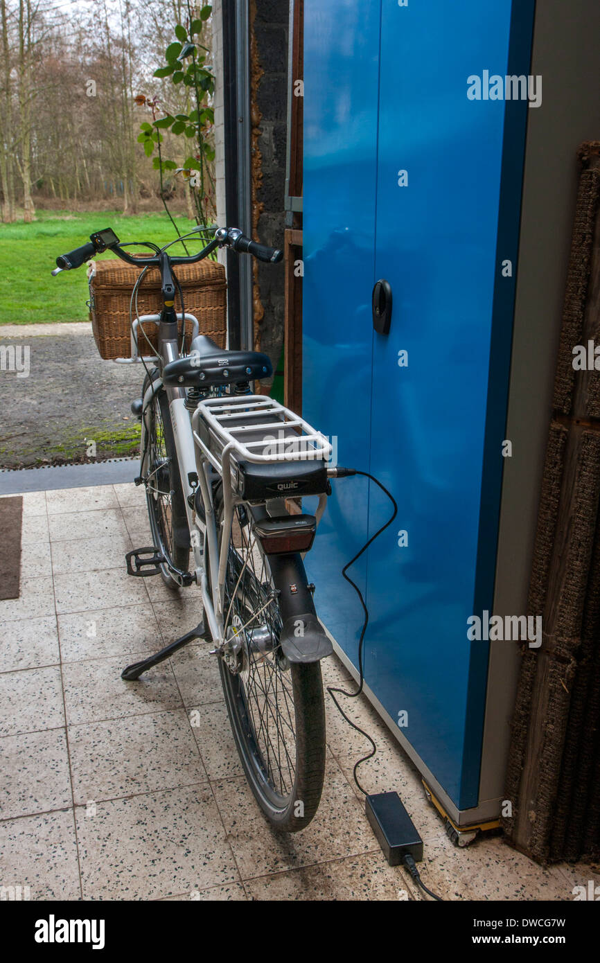 Akku Pedelec / e-Bike / Elektro-Fahrrad zu Hause aufgeladen werden Stockfoto