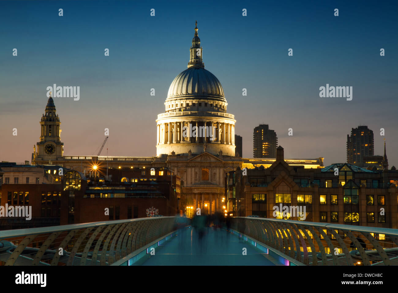 St. Pauls-Kathedrale in der Dämmerung, London, England Stockfoto