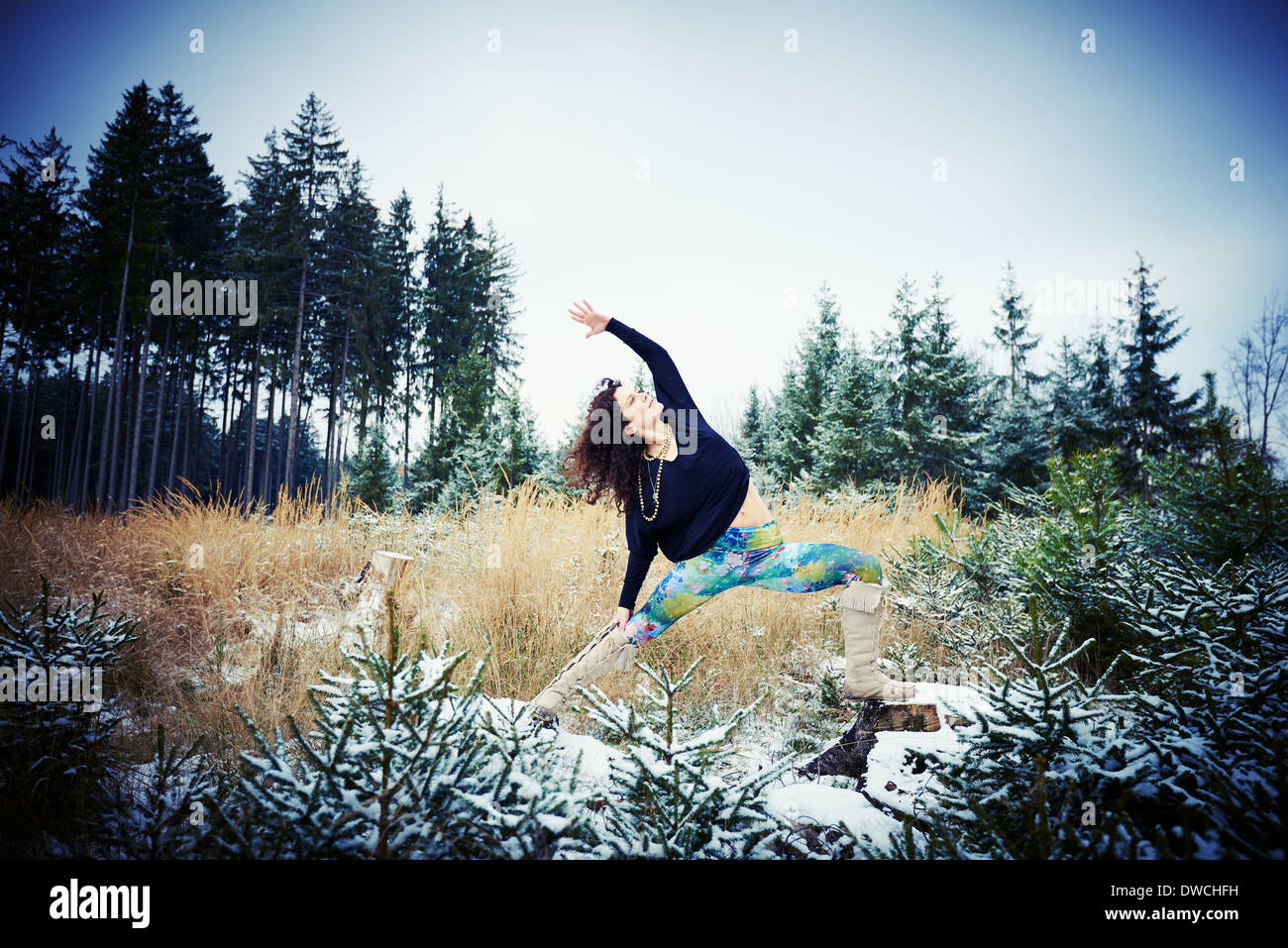 Mitte Erwachsene Frau praktizieren Yoga im Wald Stockfoto
