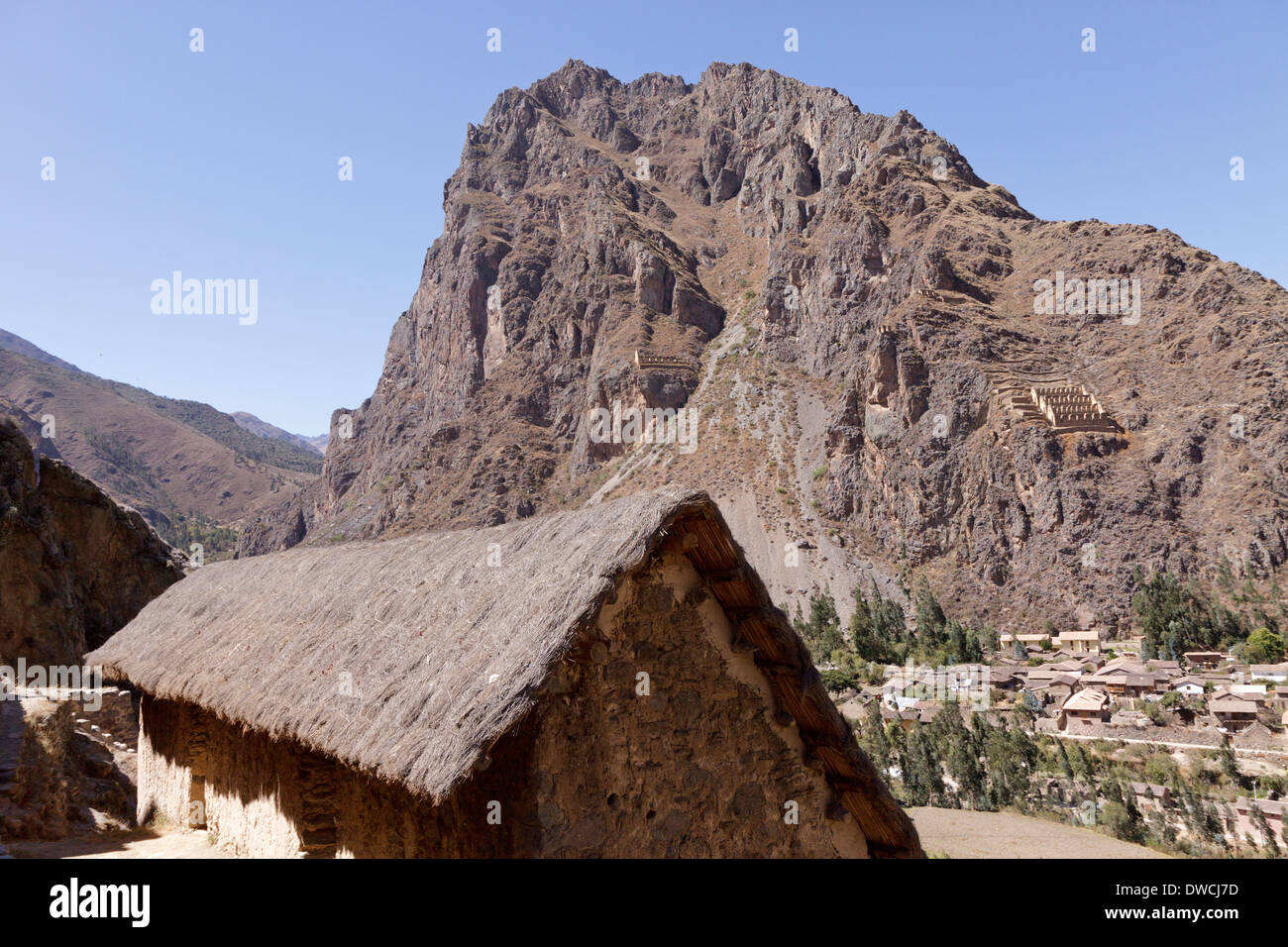 Stroh strohgedeckte Hütte neben Berg in der Nähe von Ollantaytambo, Peru, Südamerika Stockfoto