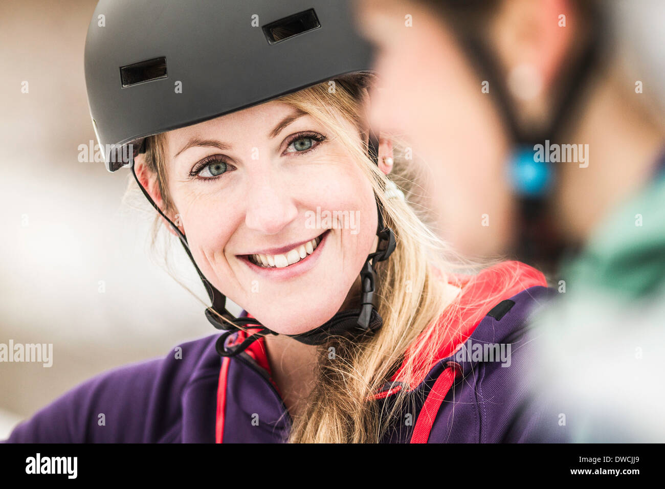 Nahaufnahme von zwei weiblichen Mountainbiker im Chat Stockfoto