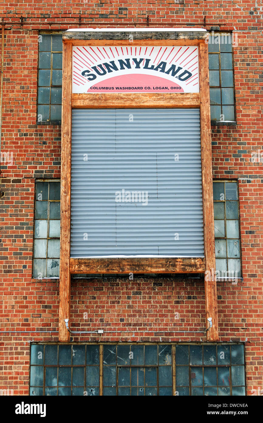 24 Fuß hohen Waschbrett schmückt die Außenseite des Columbus Waschbrett Co., Logan, Ohio. Stockfoto