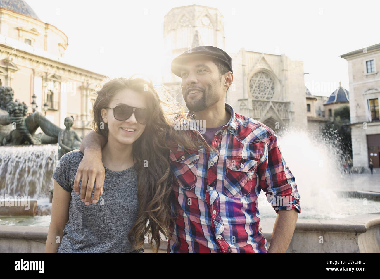 Touristen-Paar posieren, Plaza De La Virgen, Valencia, Spanien Stockfoto