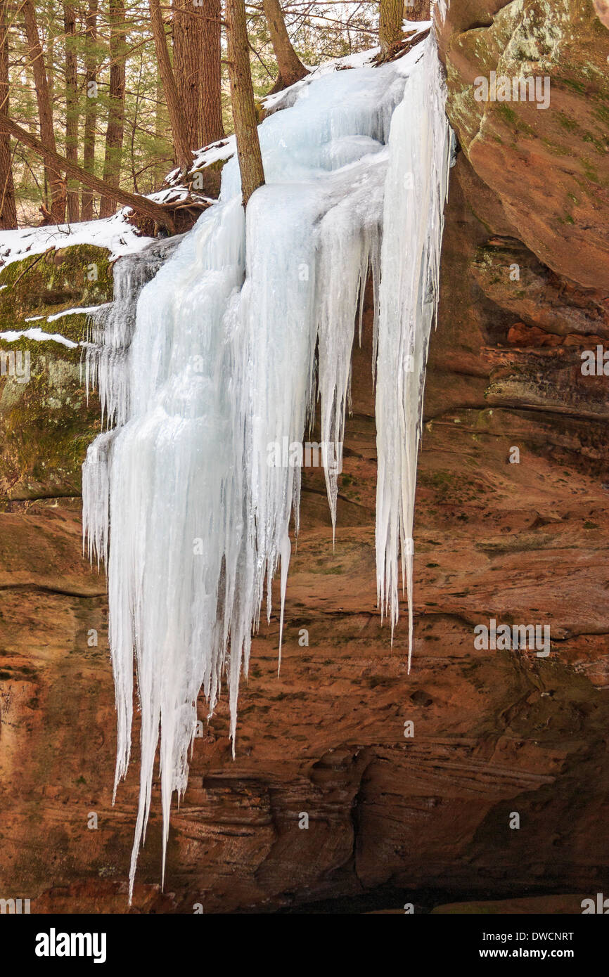 Drippng Eis Salpeter-Höhle, Bestandteil der Hocking Hills State Park System der Parks im südlichen Ohio, USA. Stockfoto