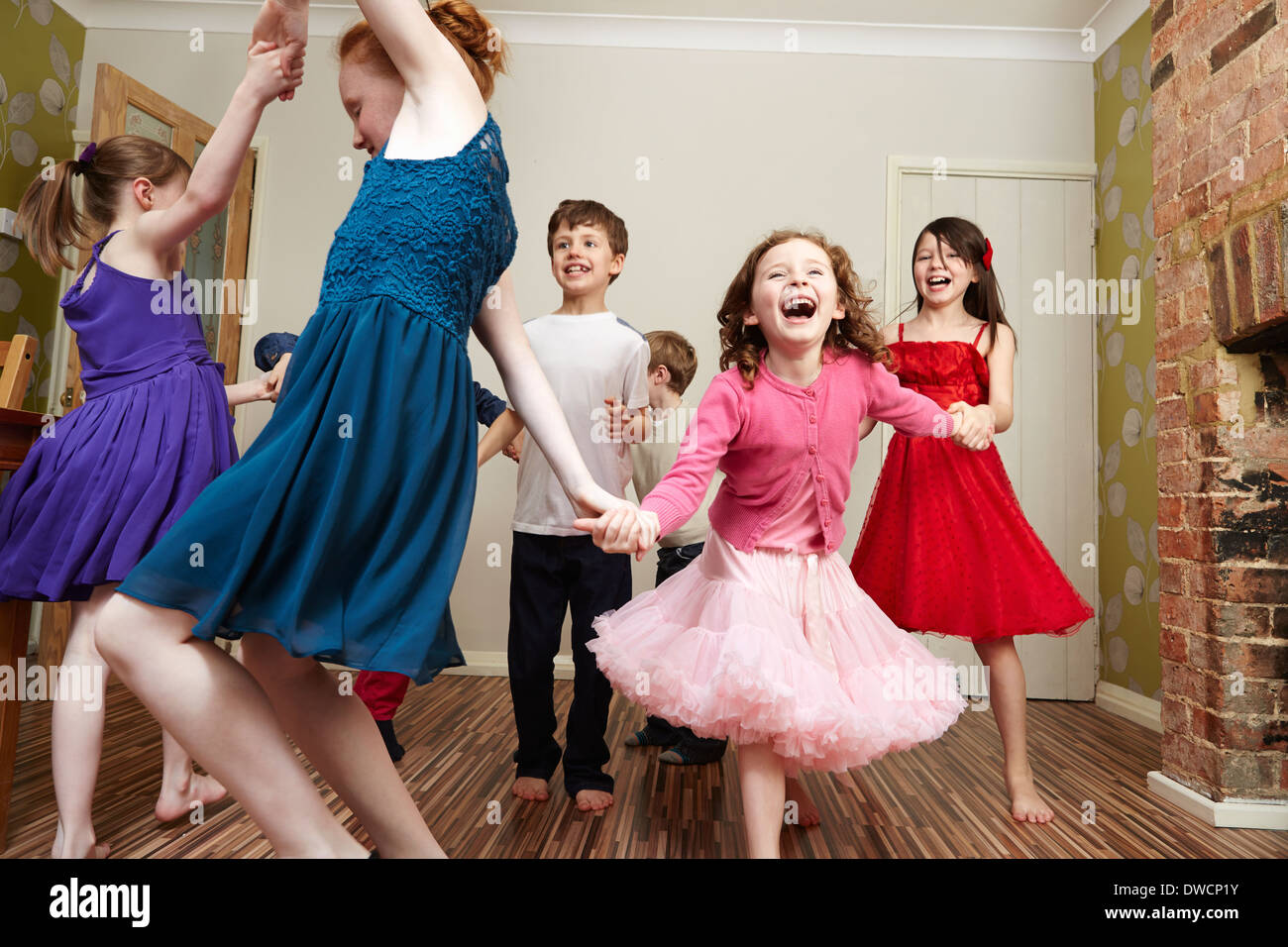 Kinder tanzen auf Geburtstagsparty Stockfoto