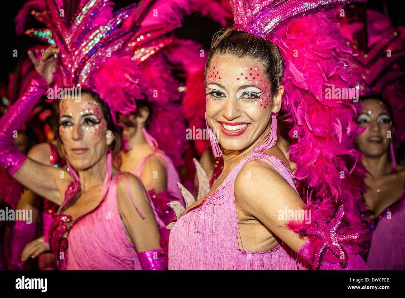 Sitges, Spanien. 4. März 2014: Nachtschwärmer in bunten Fantasiekostümen tanzen während der nächtlichen Parade der Karneval in Sitges Credit: Matthias Oesterle/Alamy Live News Stockfoto