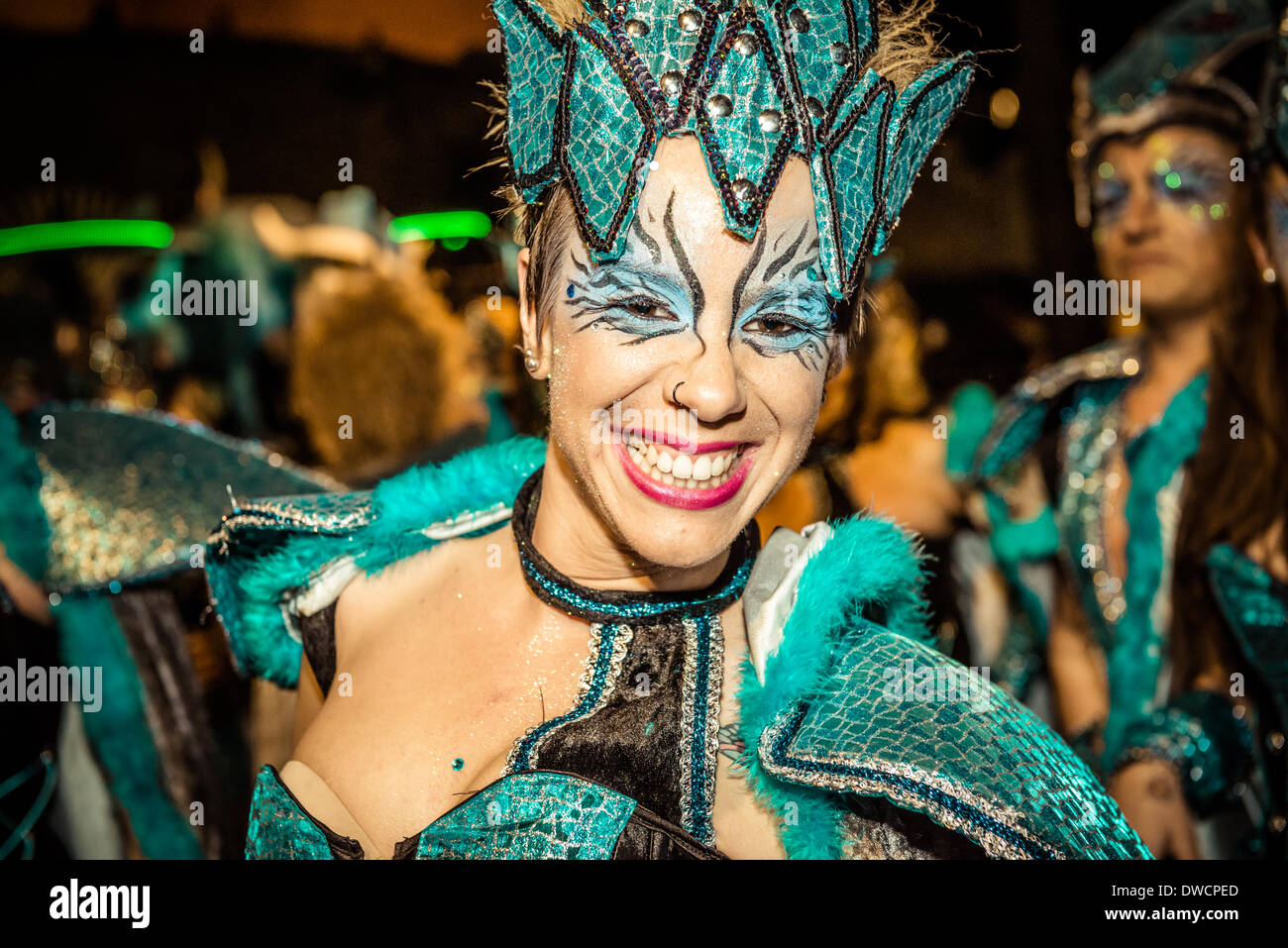 Sitges, Spanien. 4. März 2014: Ein Zecher führt während der Karnevalsumzug in Sitges Credit: Matthias Oesterle/Alamy Live News Stockfoto