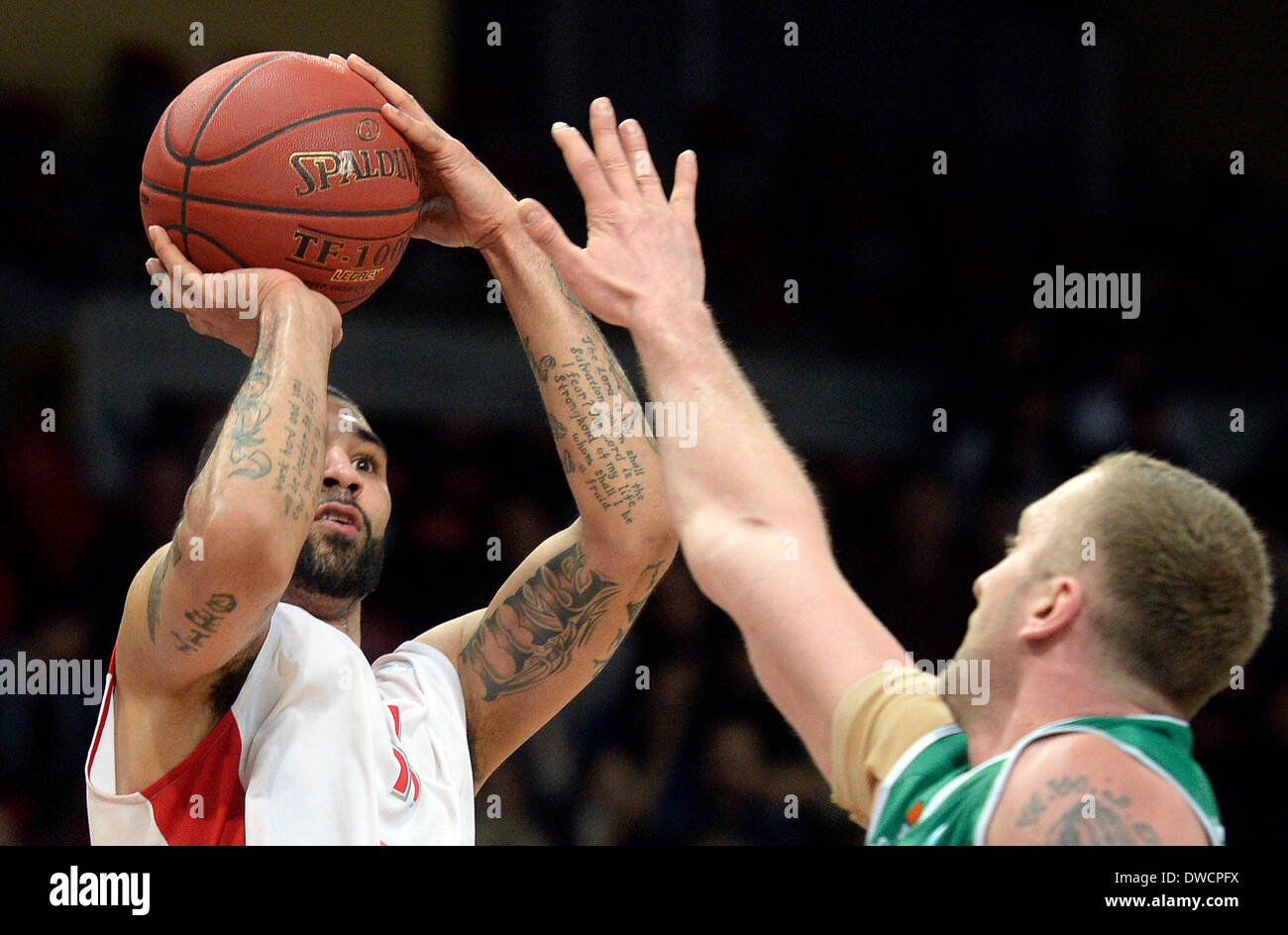 Prag, Tschechische Republik. 5. März 2014. Chester Tre Simmons (links) entsprechen der Nymburk und Vladimir Veremeenko von Kazan-Kampf um den Ball Basketball Europameisterschaft CEZ Basketball Nymburk - Unics Kazan in Prag, Tschechische Republik, 5. März 2014. Bildnachweis: Michal Krumphanzl/CTK Foto/Alamy Live-Nachrichten Stockfoto