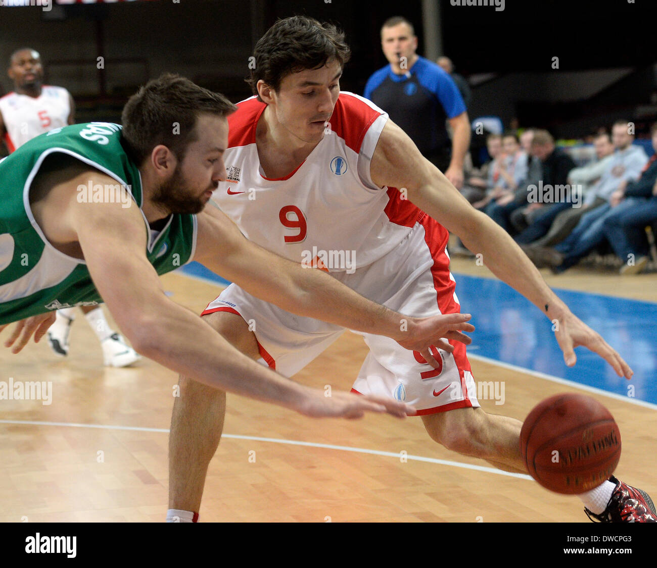 Prag, Tschechische Republik. 5. März 2014. Jiri Welsch (rechts) von Nymburk und Ian Vujukas von Kazan-Kampf um den Ball Basketball Europameisterschaft match CEZ Basketball Nymburk - Unics Kazan in Prag, Tschechische Republik, 5. März 2014. Bildnachweis: Michal Krumphanzl/CTK Foto/Alamy Live-Nachrichten Stockfoto