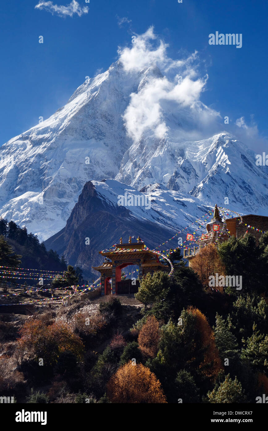 Manaslu Peak drohend über das neue Kloster in Lho, Nepal. Stockfoto