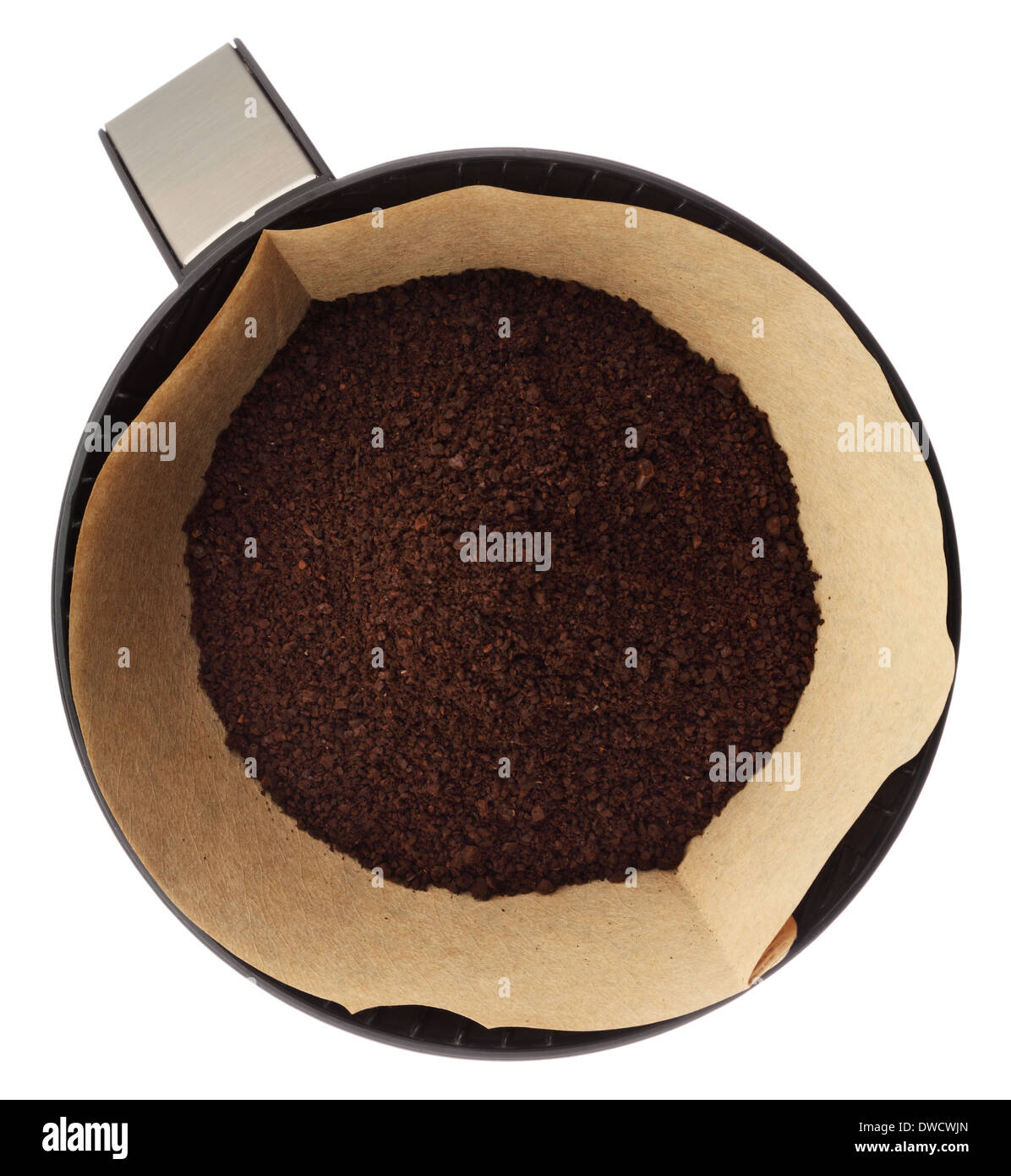 Gemahlenen Kaffee im Filterhalter isoliert auf weißem Hintergrund Draufsicht Stockfoto